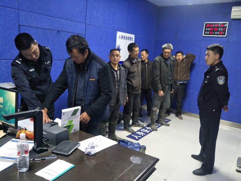 旬阳涉嫌违法捕捞人员移交公安机关处理.jpg